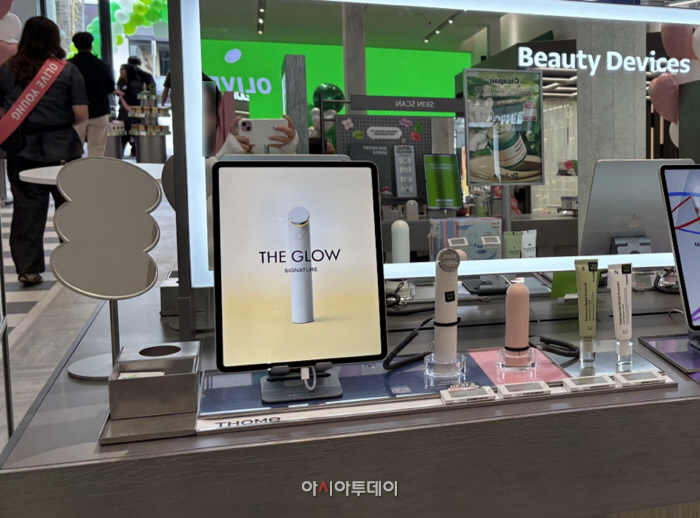 [앳홈 사진자료] 톰 '더 글로우' 올리브영 미국 전시 사진