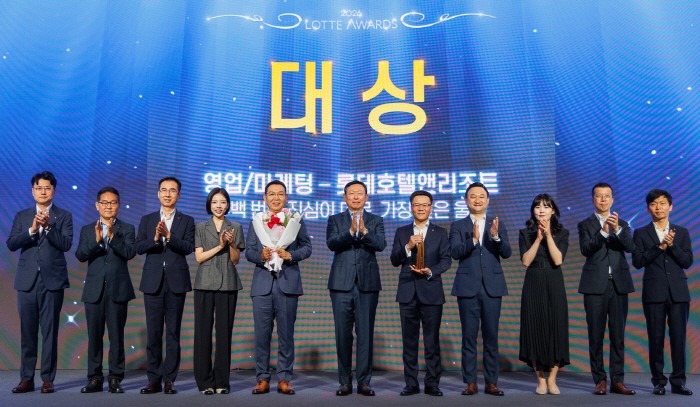 [사진] 롯데어워즈 대상을 시상한 신동빈 롯데 회장(왼쪽에서 여섯 번째)과 수상자인 정호석 롯데호텔앤리조트 대표(왼쪽에서 다섯 번째)