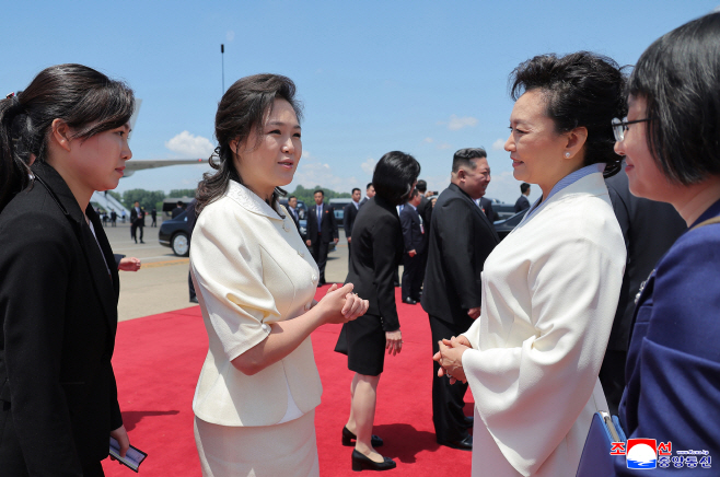 김정은·리설주, 평양공항서 시진핑 부부 영접