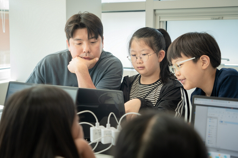 [사진1] CJ올리브네트웍스 임직원이 효창종합사회복지관에서 초등학생을 대상으로 AI 활용 교육 프로그램을 진행하는 모습