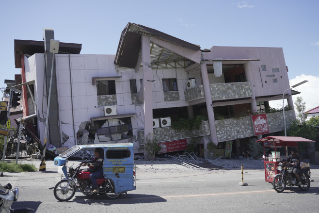 PHILIPPINES EARTHQUAKE <YONHAP NO-5309> (EPA)