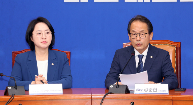 기자간담회 하는 민주당 강준현 수석대변인<YONHAP NO-5315>