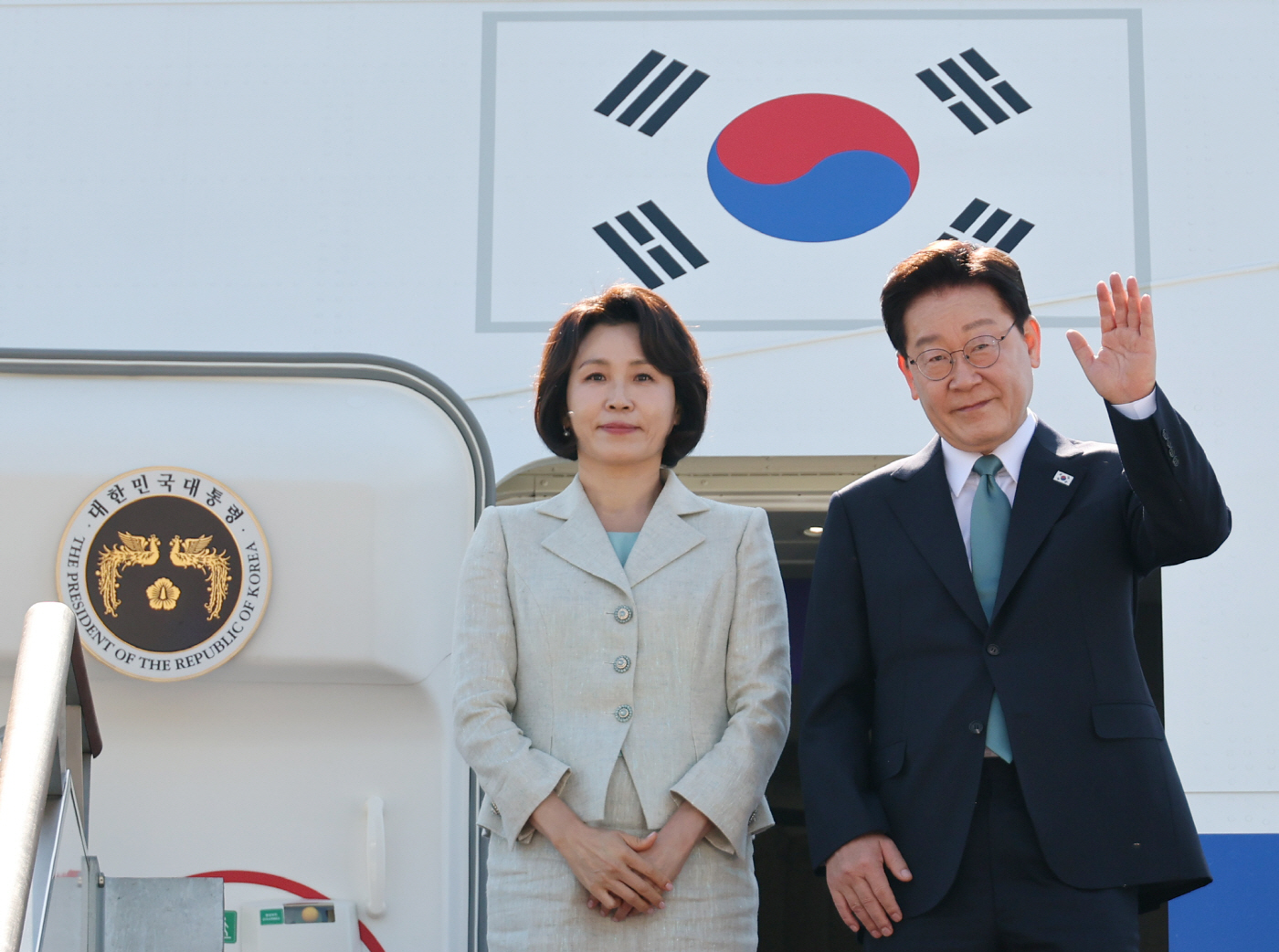 이재명 대통령, 유럽 순방 출국<YONHAP NO-2324>
