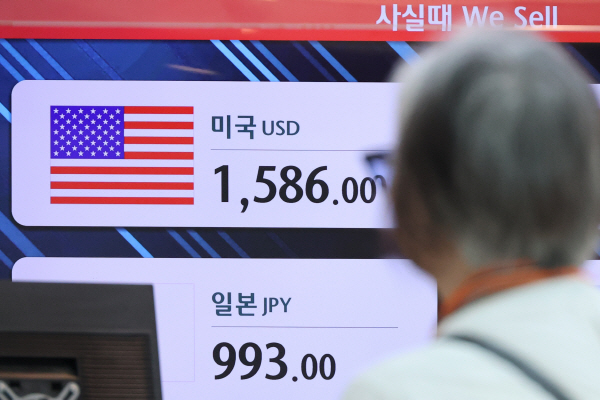 고환율 계속<YONHAP NO-3532>