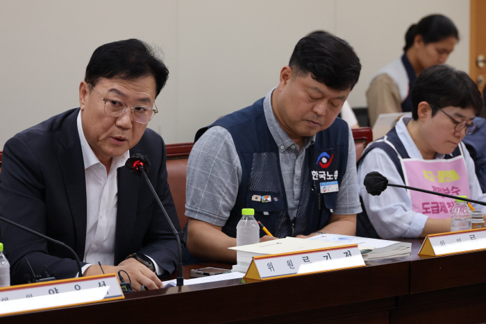 발언하는 류기정 사용자위원