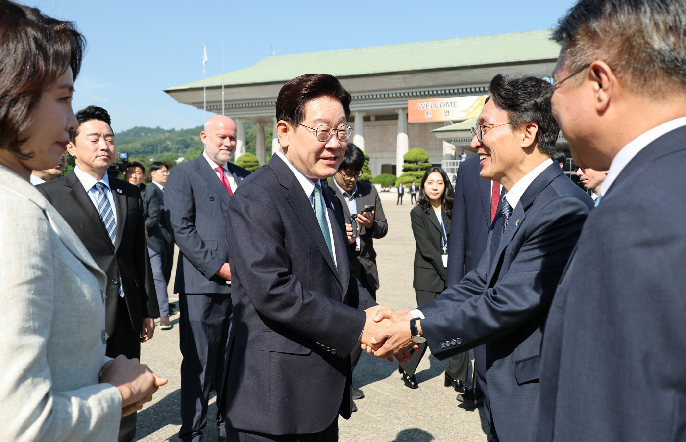 인사하는 이재명 대통령과 김민석 국무총리
