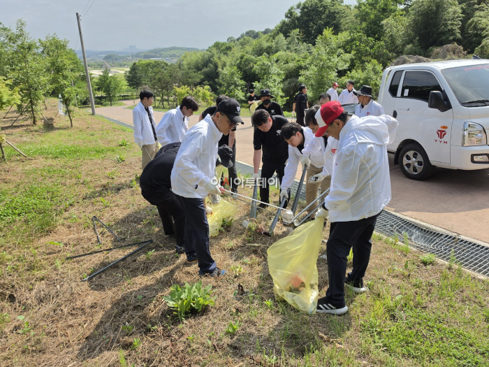 사진자료_TYM 익산공장, 지역사회 환경정화 활동 실시… ESG 경영 실천 지속 (2)