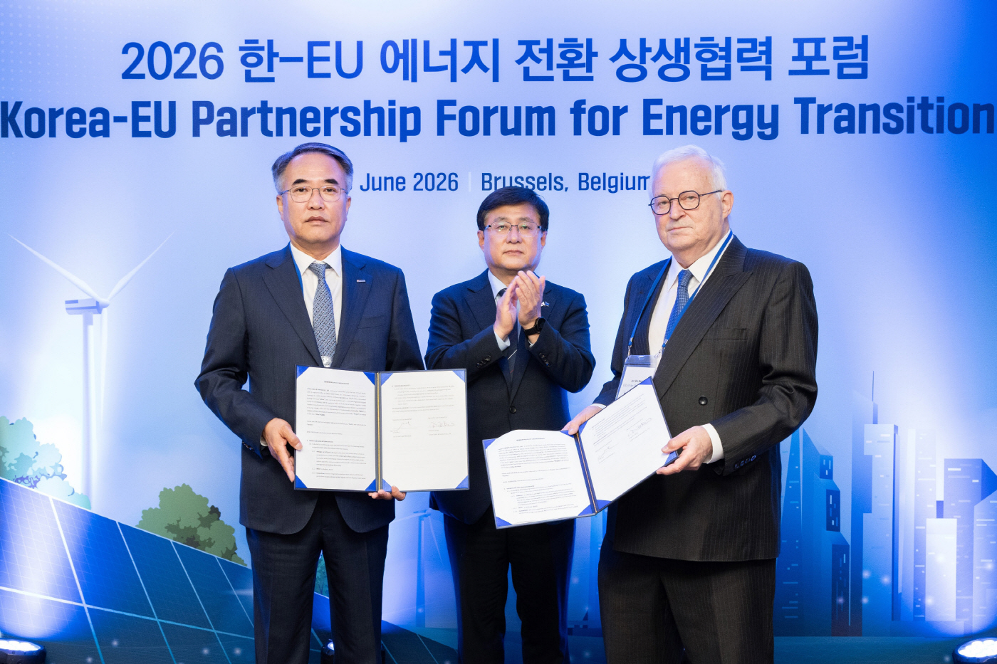 사진1) 대한전선이 얀데눌과 HVDC 해저케이블 사업 협력을 위한 업무협약(MOU)을 체결했다. (사진 기후에너지환경부 제공)