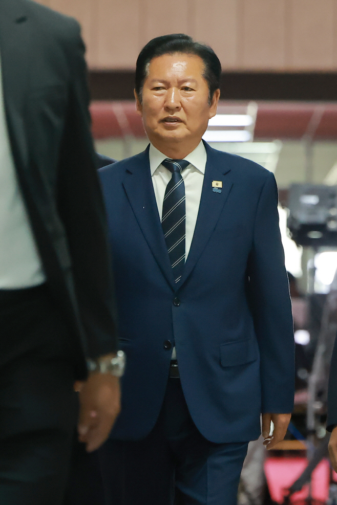 비공개 최고위원회의 참석하는 민주당 정청래 대표<YONHAP NO-2892>