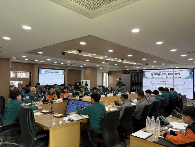 고양시가 여름철 재난 전방위 대응체계 가동을 위해 자연재난대비 관계부서 회의 갖고 있다./고양시