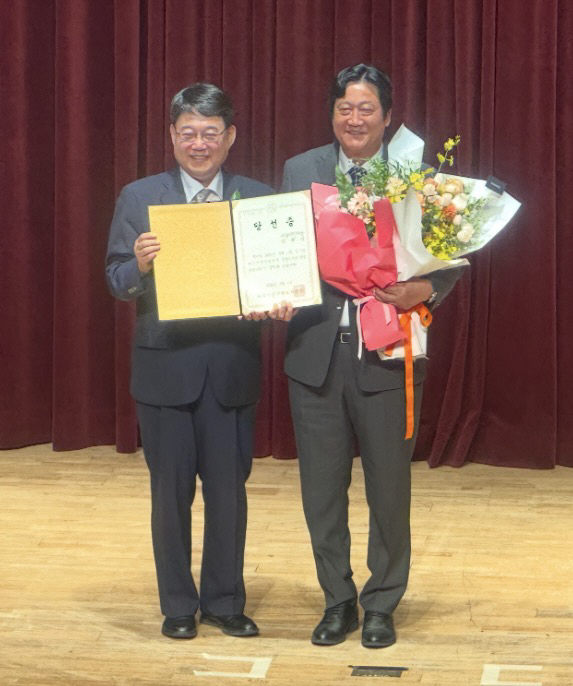 손배찬 파주시장 당선인의 당선증 수령 모습/파주시 지방정부 준비위원회