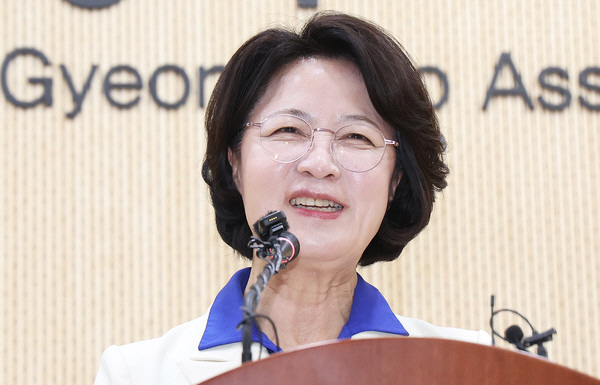 질문에 답하는 민주당 추미애 경기도지사 후보<YONHAP NO-4338>