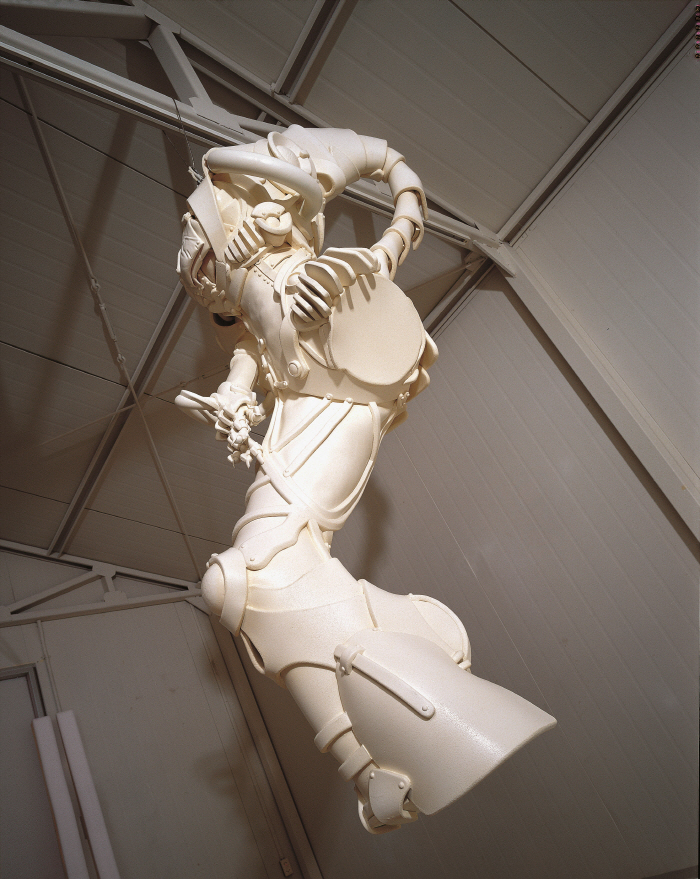 이불, 〈사이보그 W5〉, 1999, FRP에 에바 패널, 폴리우레탄 코팅, 150 × 55 × 90 cm. 국립현대미술관 소장.
