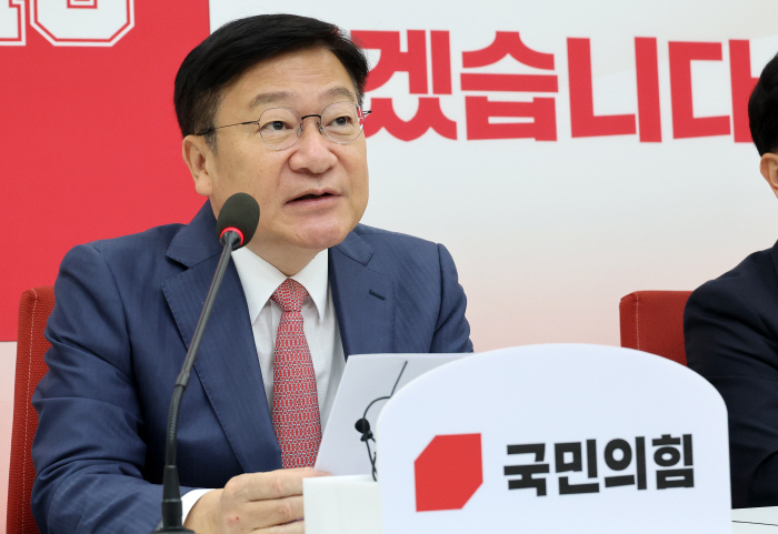 현안 관련 기자간담회 갖는 정점식 원내대표<YONHAP NO-5244>