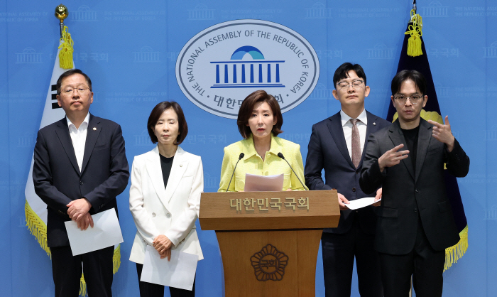소통관 기자회견 하는 나경원 의원<YONHAP NO-5495>