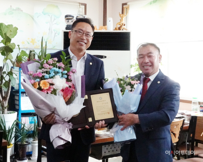 홍성표 의장 대한민국지방의정봉사상 수상