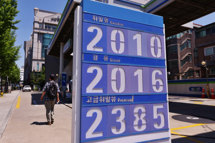 주유소 기름값 2주 연속 하락…전국 평균 휘발윳...<YONHAP NO-4299>