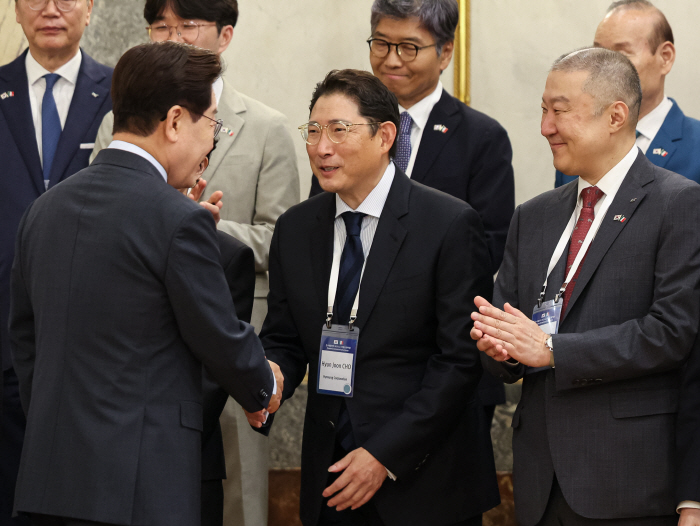 인사하는 이재명 대통령과 조현준 효성그룹 회장