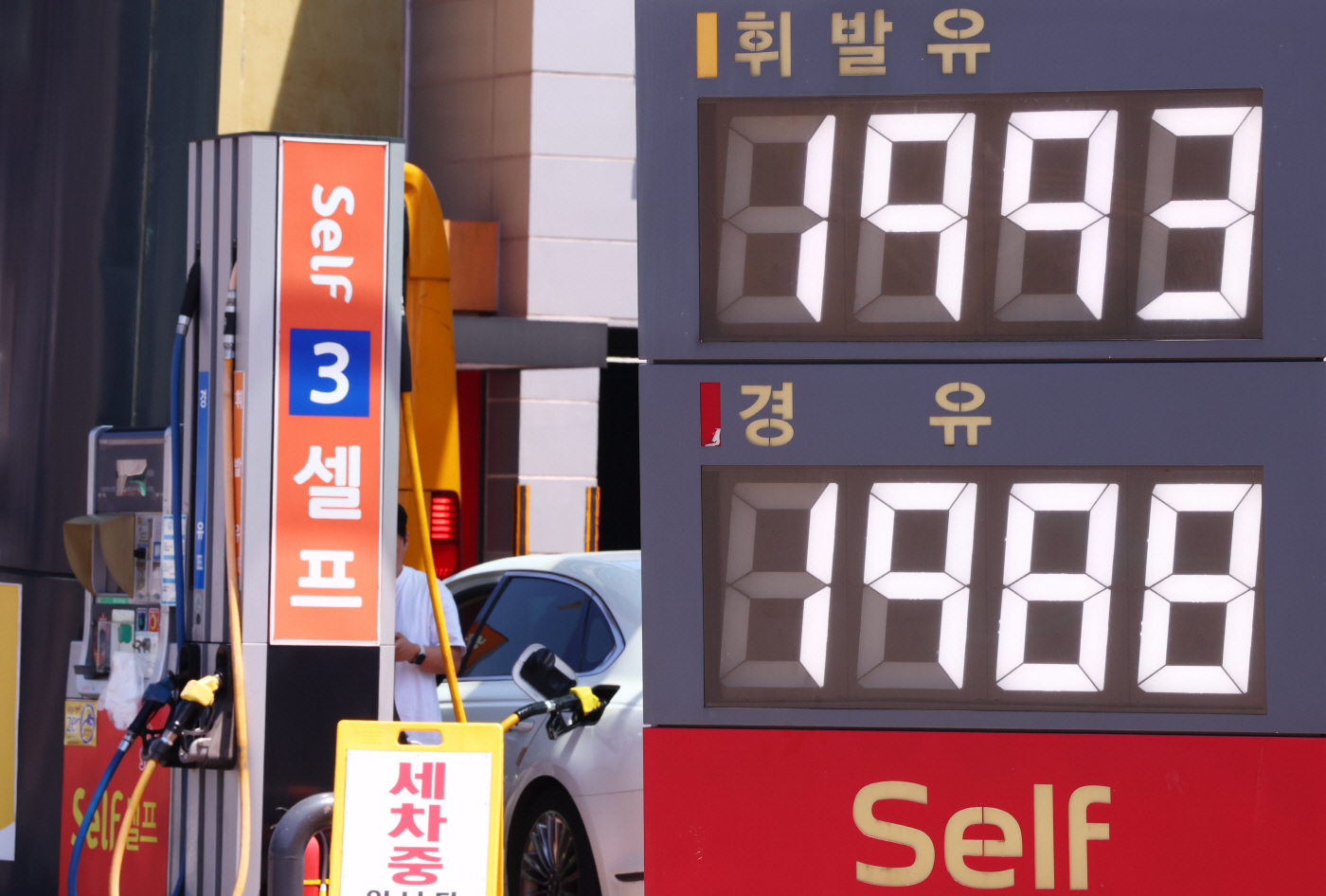 휘발유·경유 가격 2주 연속 하락<YONHAP NO-4293>