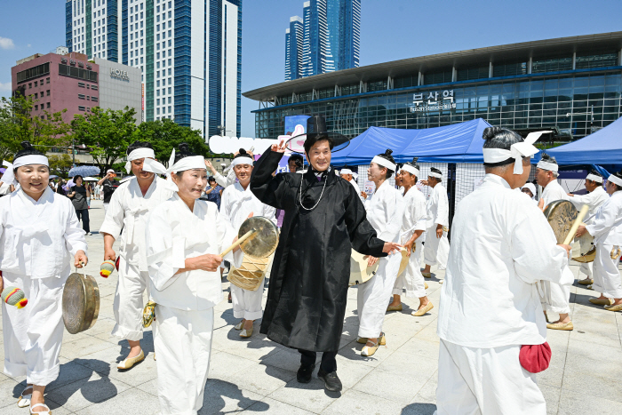 20260613-밀양시, BTS 부산 콘서트 맞아 부산역서 ‘밀양아리랑 공연·브랜드로드쇼’ 성황(1)