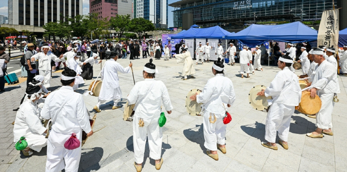 20260613-밀양시, BTS 부산 콘서트 맞아 부산역서 ‘밀양아리랑 공연·브랜드로드쇼’ 성황(5)-crop