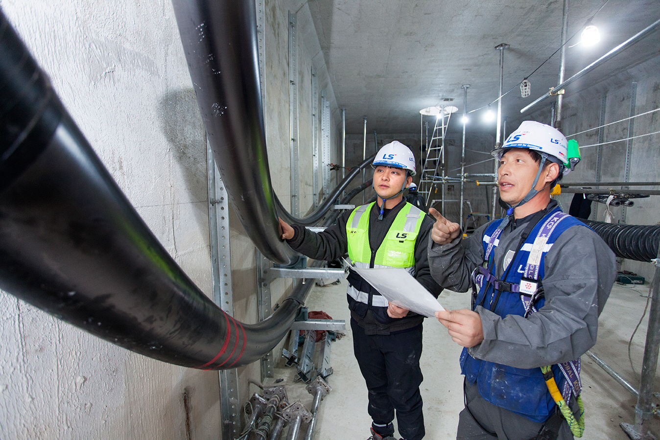 [사진자료] LS전선 직원이 세계 최대 송전 용량인 500kV급 HVDC 케이블이 투입되는 '동해안-신가평' 시공 현장을 점검하고 있다
