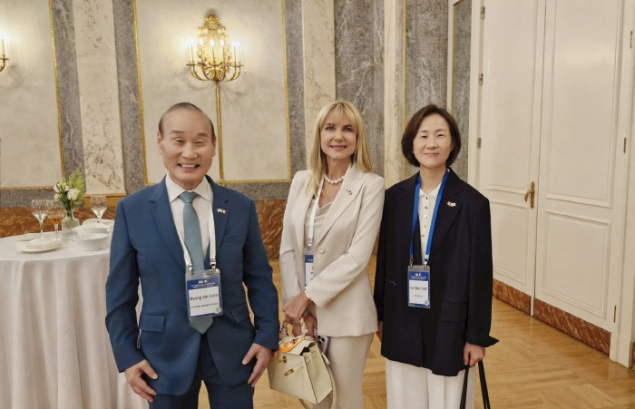 형지 최병오 회장, 伊경제사절단 참여, 글로벌 미래산업 협력 확대…장녀 최혜원 대표 동행_1