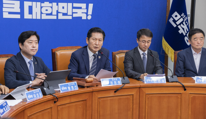 '살얼음판' 같은 최고위원회의에서 발언하는 정...<YONHAP NO-6863>