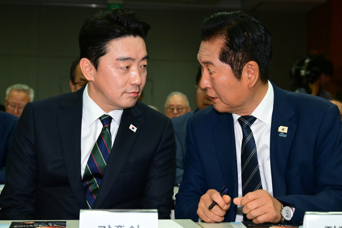 6ㆍ15 남북정상회담 기념식에서 얘기 나누는 정청래-강훈식