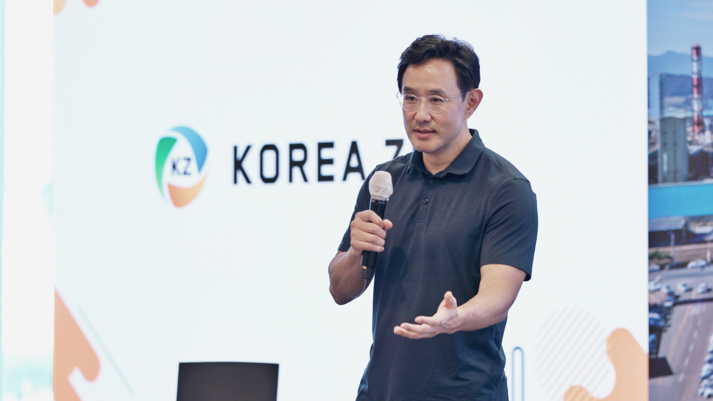 사진2. 최윤범 고려아연 회장이 '루키즈 데이'에서 강연하고 있다.(사진=고려아연)