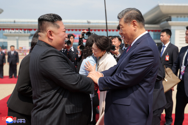 방북 일정 마치고 귀국하는 시진핑<YONHAP NO-2621>