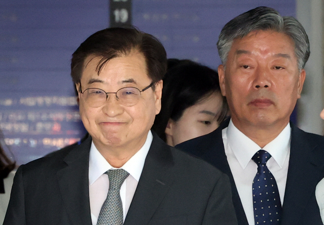 법정 나서는 서훈 전 국가안보실장-김홍희 전 해...<YONHAP NO-3413>