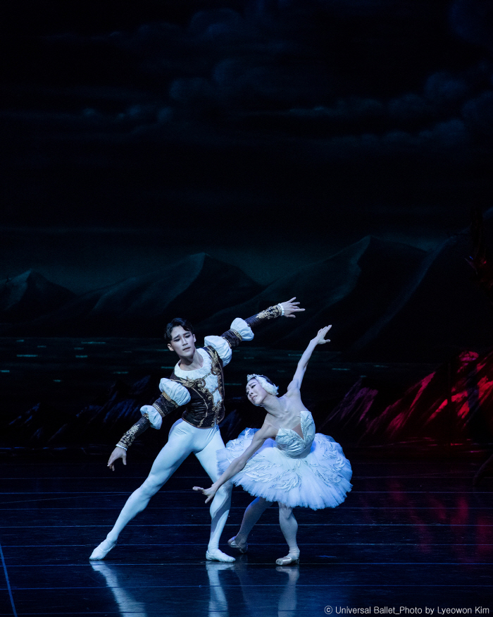 2025백조의호수(홍향기, 임선우)-ⓒUniversal Ballet_Photo by Lyeowon Kim