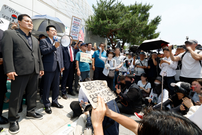 잠실 개표소 시위 현장에서 발언하는 장동혁 대표<YONHAP NO-5339>