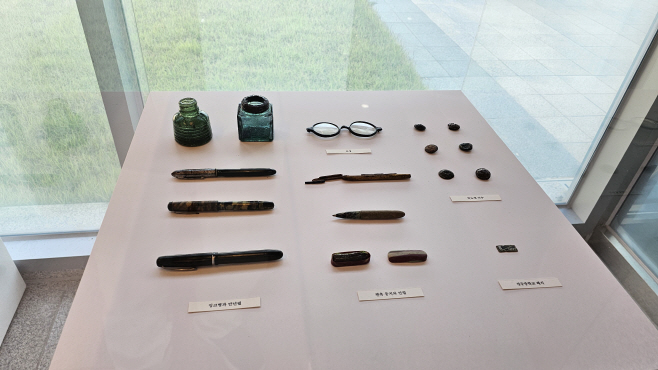 2.경북교육청, 어래산 전투 현장서 발굴된 ‘경주중학교 뱃지’ 공개(75년 만에 모습을 드러낸 학도병의 흔적, 기록으로 되살아나다)(경주중학교 뱃지 전시)_01