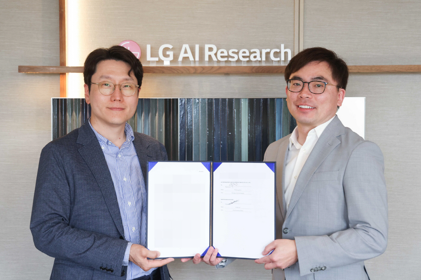 [사진] 16일 오후 서울 여의도 LG트윈타워에서 임우형 LG AI연구원장(왼쪽)과 이슬기 디앤디파마텍 대표(오른쪽)가 차세대 펩타이드 신약 공동 개발 사업 본계약을 체결했다
