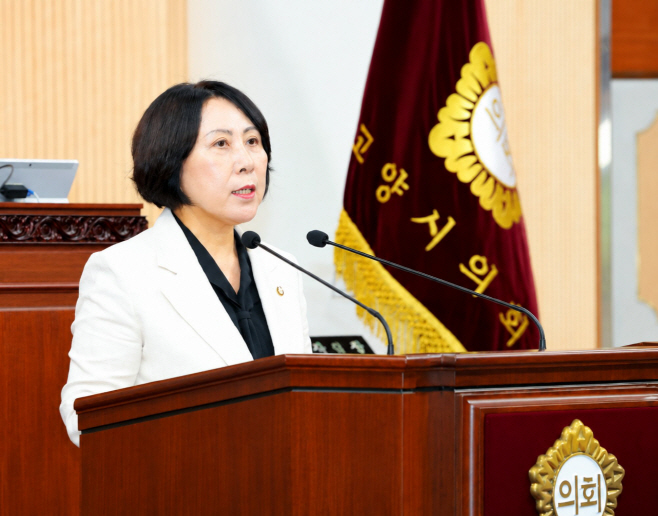 고덕희 고양시의원이 “행정 지연으로 멈추고 방치된 게이트볼장 속히 주차장으로 추진하라”며 제304회 임시회 제1차 본회의에서 5분 발언을 이어가고 있다./고양시의회