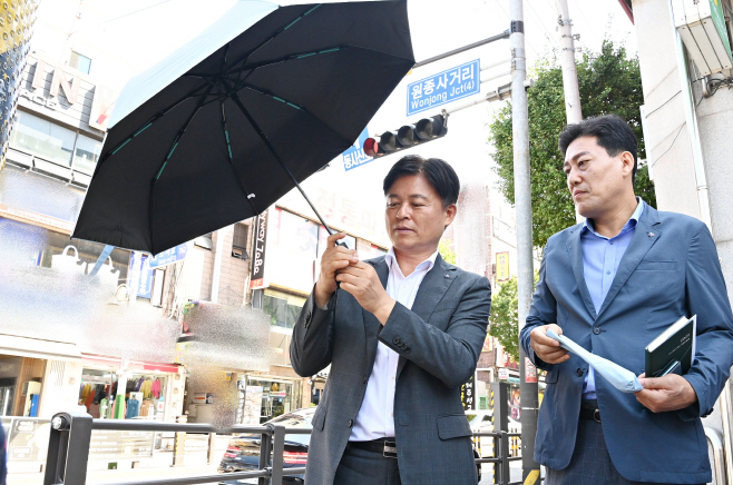 4. 조용익 부천시장(왼쪽)이 폭염 속 그늘 사업에 사용되는 우산을 꼼꼼히 살펴보고 있다
