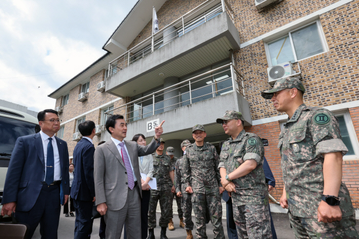 안규백 장관, 군 주거시설 현장점검<YONHAP NO-7711>