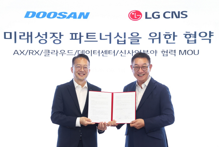 [사진] LG CNS CEO 현신균 사장(오른쪽)과 ㈜두산 유승우 사장(왼쪽)이 18일 업무협약식 이후 기념 사진을 촬영하고 있는 모습