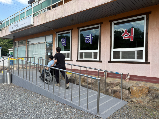06-19 진안군, 휠체어 멈추던 동네 문턱 낮췄다(경사로)