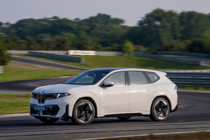 더 뉴 BMW iX3(26)