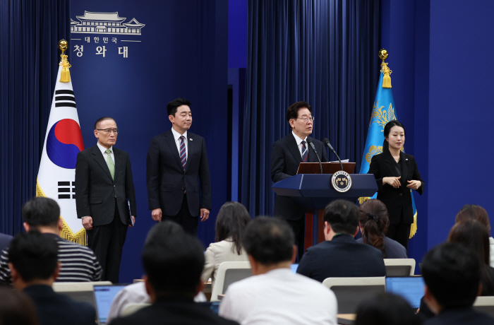 G7·유럽순방 결과 브리핑하는 이재명 대통령