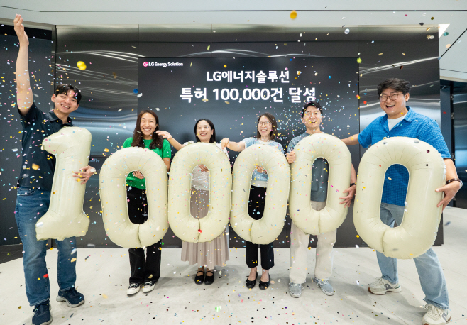 [참고사진1] LG에너지솔루션 여의도 본사에서 직원들이 특허 10만 건 돌파 기념 촬영을 하고 있다