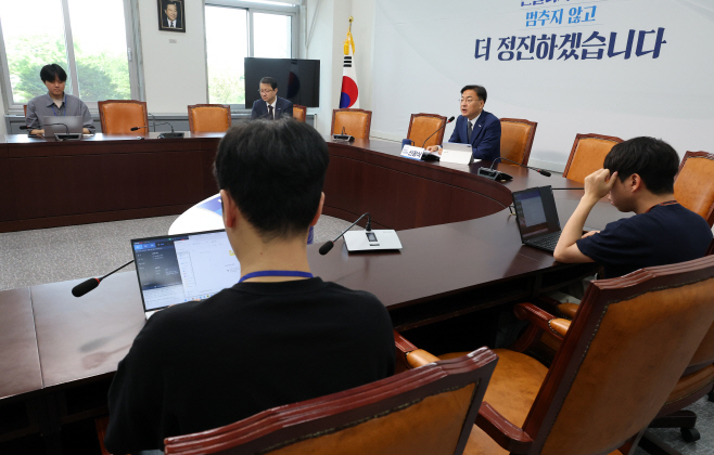 기자간담회 하는 조국혁신당 신장식 당 대표 권...<YONHAP NO-2861>