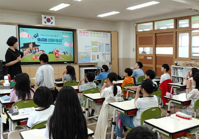 지난 5월 신림초등학교에서 신재생 에너지에 대해 탄소중립교육을 실시했다