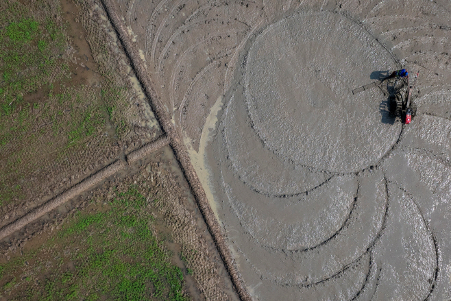 ASIA-WEATHER/INDONESIA-FARMER <YONHAP NO-4608> (REUTERS)