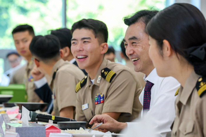 안규백 국방부 장관, 해군사관학교 현정점검<YONHAP NO-5137>