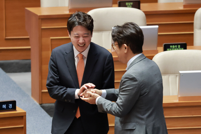 국민의힘 유의동 의원과 인사 나누는 개혁신당 ...<YONHAP NO-6006>