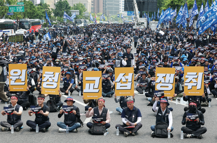 '원청교섭쟁취' 손팻말 든 금속노조 조합원들